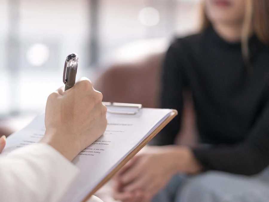 Colloquio tra una professionista e una persona seduta di fronte a lei
