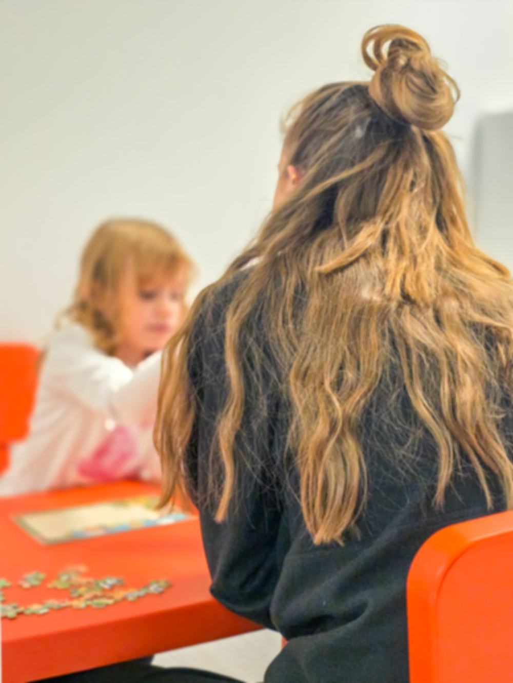 Una professionista dei Centri Diagnosi Cura durante un'attività con una bambina